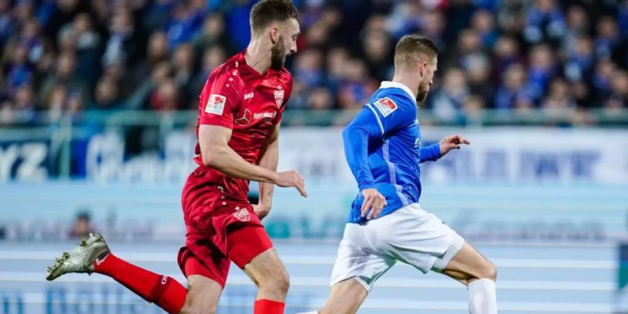 Muss vorzeitig zurück nach England: VfB-Leihgabe Nathaniel Phillips. Foto: Uwe Anspach/dpa