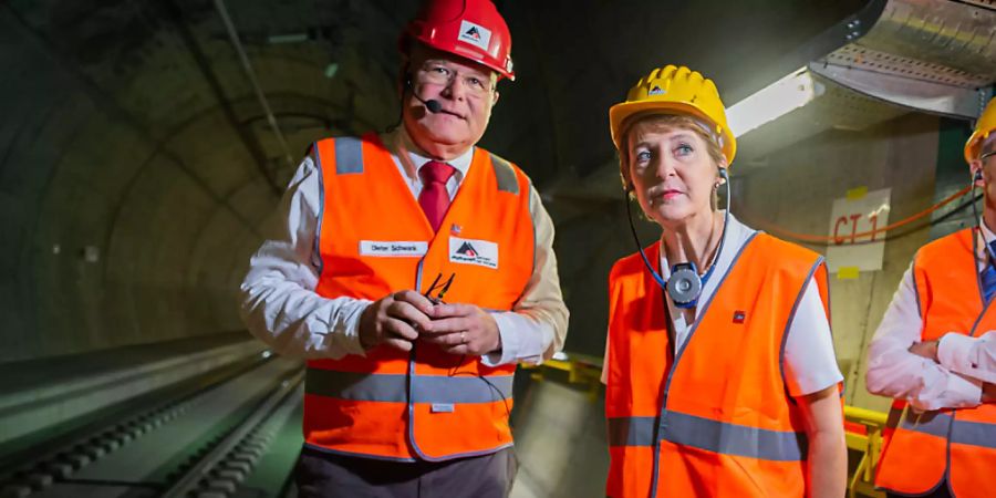 Verkehrsministerin Simonetta Sommaruga beim Besuch des neuen Ceneri-Basistunnels im Tessin. Er soll im September 2020 aufgehen. (Archivbild)