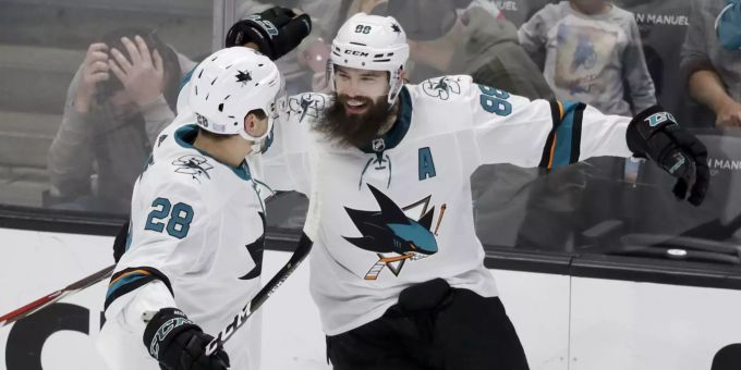 Timo Meier (l.) und Brent Burns freuen sich über ein Tor. NHL Sharks Meier