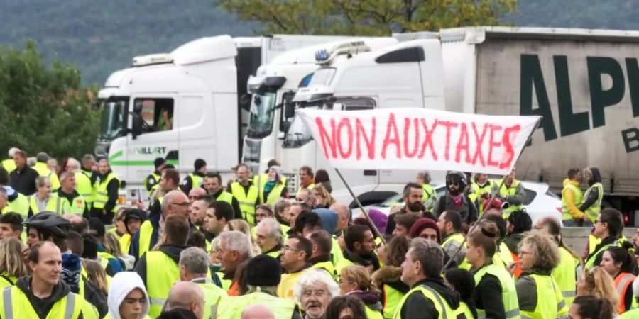 «Nein zu Steuern» steht auf einem Protest-Plakat