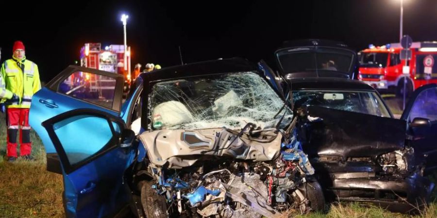 Fahrzeugwracks stehen am Rande der Bundesstrasse 3 nahe Dransfeld. Foto: Stefan Rampfel/dpa