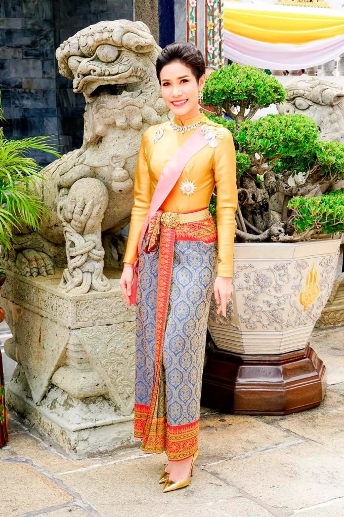 Das vom Thailand Royal Office zur Verfügung gestellte Foto zeigt Sineenatra Wongvajirabhakdi. Der thailändische König Maha hat seine langjährige Freundin Sineenat den Titel "Chao Khun Phra", zu Deutsch: Königlich-Adelige Gemahlin, verliehen. Foto: -/Thailand Royal Office/AP/dpa Königlich-Adelige Gemahlin Thailand