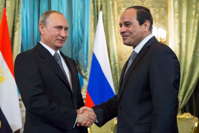 Wladimir Putin (l), Staatspräsident von Russland, empfängt Abdel Fattah al-Sisi, den Staatspräsidenten von Ägypten, zu einem Gespräch. Putin und al-Sisi