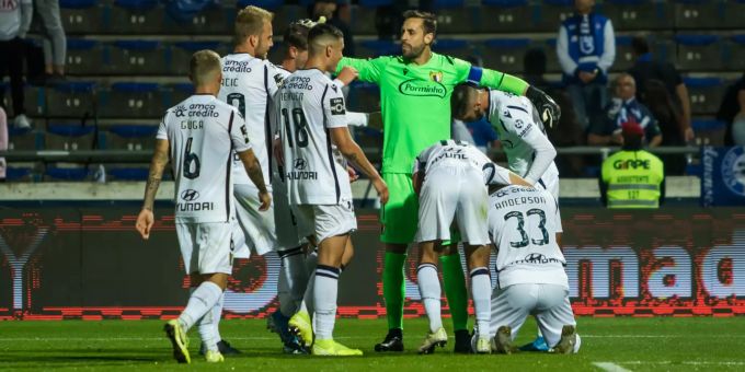 Die Spieler des FC Famalicão freuen sich während des Spiels gegen Belenenses. FC Famalicao FC Porto