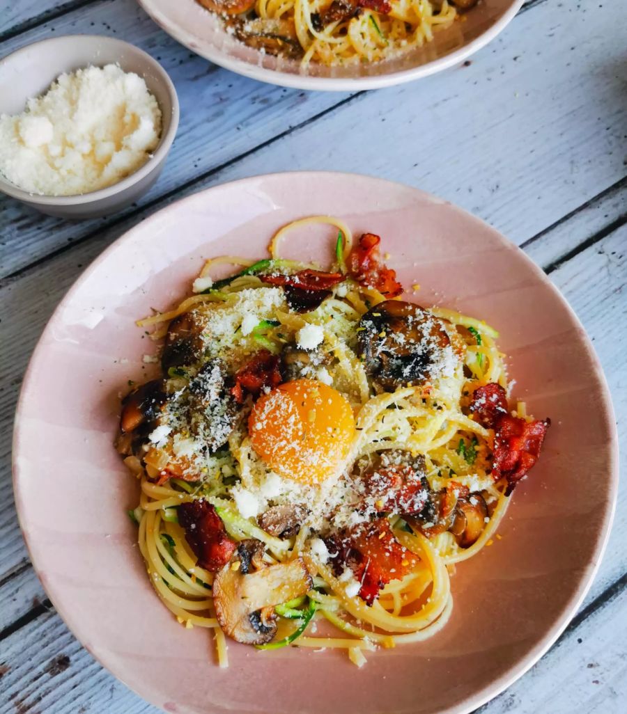 Spaghetti Carbonara von Ana+Nina mit einem Ei.