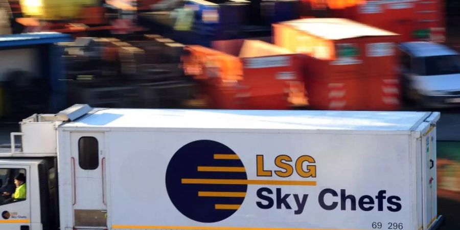 Ein Fahrzeug der LSG Sky Chefs fährt über das Betriebsgelände am Flughafen Frankfurt. Foto: Daniel Reinhardt/dpa