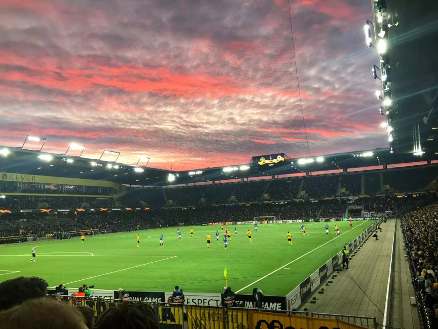 Das Abendrot im Stadion.