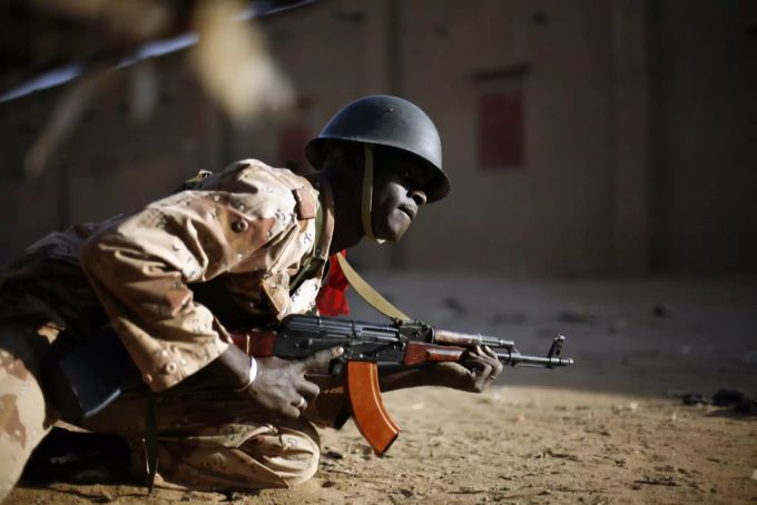 Ein Malischer Soldat im Gefecht gegen Jihadisten in Gao. Malischer Soldat
