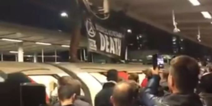Ein Aktivist der «Extinction Rebellion» blockierte eine U-Bahn. London Extinction Rebellion