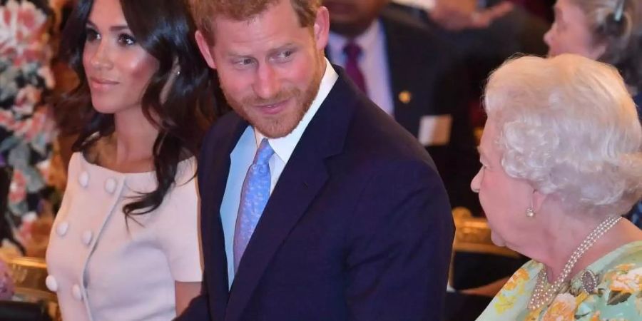 Königin Elizabeth II. (r-l), Prinz Harry und Herzogin Meghan im Sommer 2018 in London. Foto: John Stillwell/PA Wire/dpa