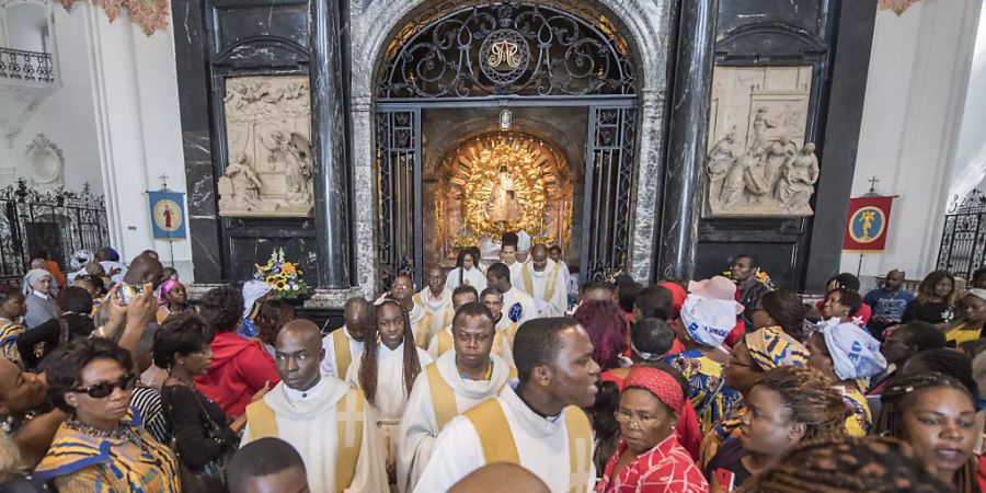 Die Katholische Kirche verzeichnet dank Einwanderung Neueintritte. Im Bild in der Schweiz lebende Afrikanerinnen und Afrikaner auf einer Wallfahrt 2017 in Einsiedeln. Doch die Austritte lassen sich damit längst nicht kompensieren. (Archivbild)