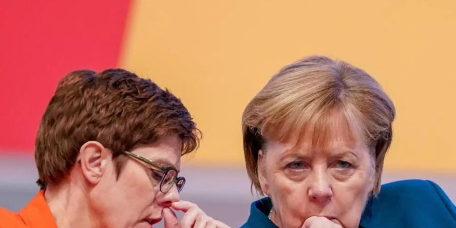 CDU-Chefin Kramp-Karrenbauer und Kanzlerin Merkel beim 32. CDU-Bundesparteitag in Leipzig. Foto: Kay Nietfeld/dpa