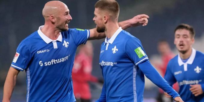 Lilien-Torschütze Tobias Kempe (M) stellte die Weichen auf Darmstadt-Sieg in Hannover. Foto: Peter Steffen/dpa Lilien-Torschütze Tobias Kempe (M) stellte die Weichen auf Darmstadt-Sieg in Hannover. Foto: Peter Steffen/dpa