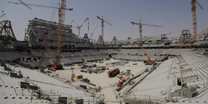 Die Arbeitsbedingungen vor der WM in Katar werden heftig kritisiert. Berichten zufolge verloren bereits hunderte Arbeiter ihr Leben auf den Baustellen. Katar