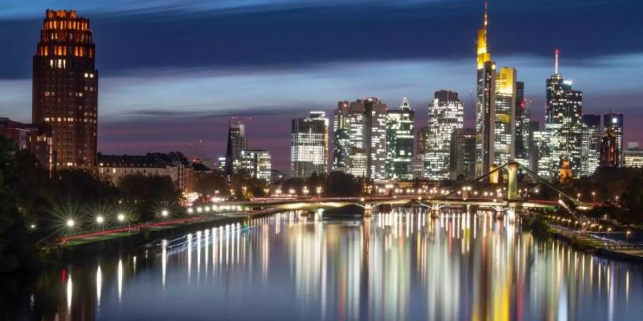 Blick auf die Frankfurter Bankenskyline: Bei den hoch umstrittenen «Cum-Ex»-Steuergeschäften hat der Staat nach Aussage eines beteiligten Anwalts die Tür selbst weit aufgestossen für den Deal zu Lasten der Allgemeinheit. Foto: Boris Roessler/dpa