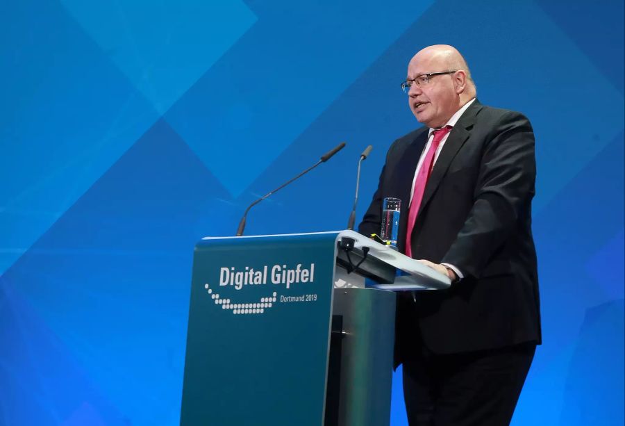 Altmaier spricht bei der Eröffnung des Digital-Gipfel 2019 der Bundesregierung auf der Bühne.