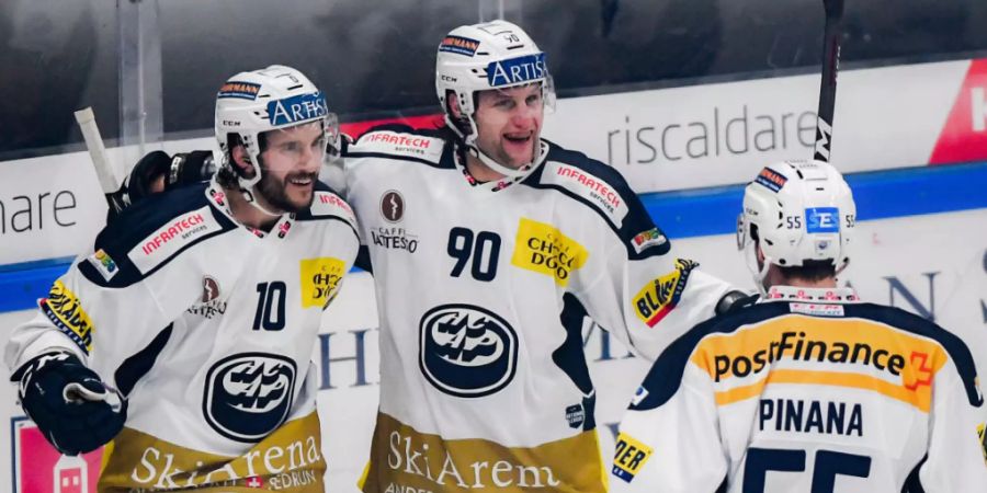 Jubel bei Ambri im Derby. Von links: Bryan Flynn, Jannik Fischer, Christian Pinana
