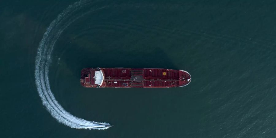 Die Luftaufnahme zeigt ein Schnellboot der iranischen Revolutionsgarden, welches den unter britischer Flagge fahrenden Öltanker «Stena Impero» der schwedischen Reederei «Stena Bulk» im Juni dieses Jahres umkreist.