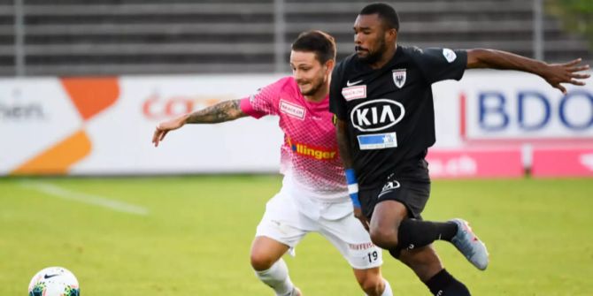 Debütant Geoffroy Serey Dié im Duell mit Helios Sessolo