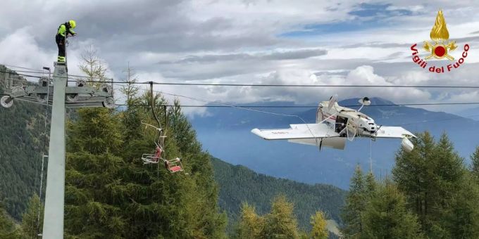 Dieses Leichtflugzeug verfing sich am Sonntag in einem Ski-Lift. Flugzeug im Ski-Lift