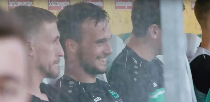 Jérémy Guillemenot auf der Ersatzbank. Jérémy Guillemenot