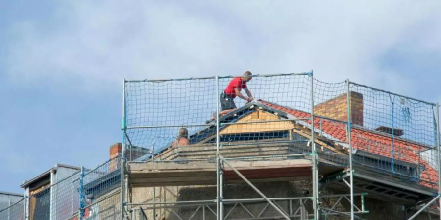 Dachausbau und Sanierung eines Altbaus. Ein Hartz-IV-Empfänger aus Berlin und seine Vermieterin streiten vor dem Bundesgerichtshof um eine deutliche Mieterhöhung. Foto: Lothar Ferstl/dpa