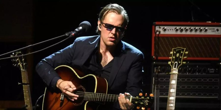 Anzug und Brille - ein Muss: Joe Bonamassa. Foto: Henning Kaiser/dpa