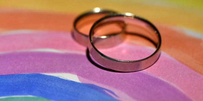Geschlechtswechsel - Führt der Bundesrat indirekt die Homo-Ehe ein?