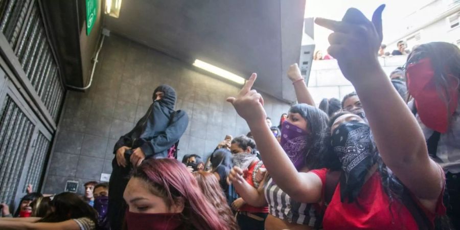 Proteste vor U-Bahn-Station in Santiago