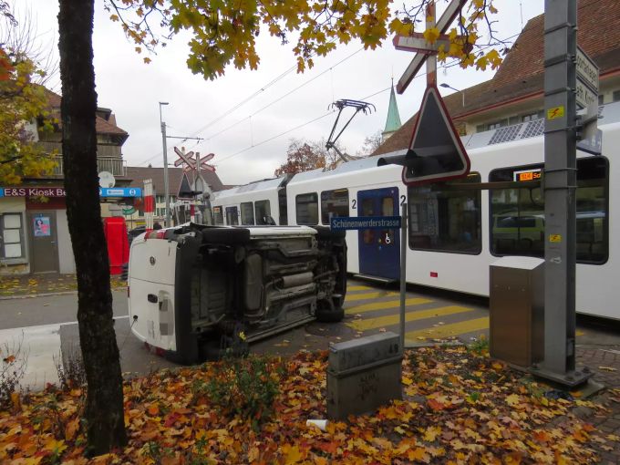 Ein Lieferwagen kippte nach dem Zusammenstoss mit einem Regionalzug in Oberentfelden AG um. Oberentfelden