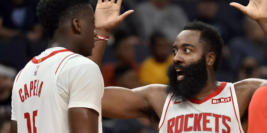 Gestenreiche Kommunikation: James Harden bespricht sich mit seinem Schweizer Teamkollegen Clint Capela (links)