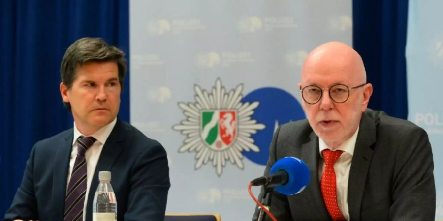 Oberstaatsanwalt Bremer (l.), Polizeipräsident Jacob