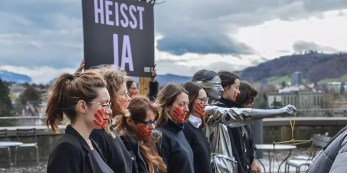 In Bern wurde die Petition « Gerechtigkeit für Betroffene sexueller Gewalt» überreicht. Amnesty International Gerechtigkeit