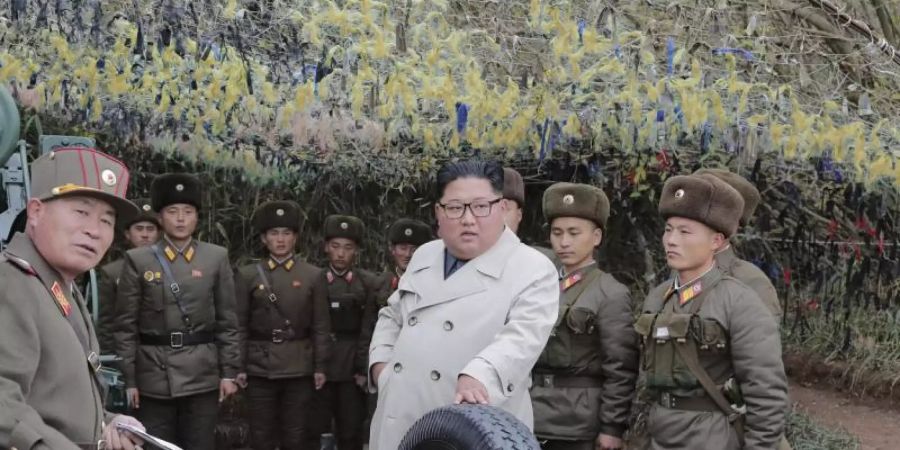 Nordkoreas Machthaber Kim Jong Un besichtigt eine Militäreinheit auf der Insel Changrin. Foto: KCNA via KNS/AP/dpa