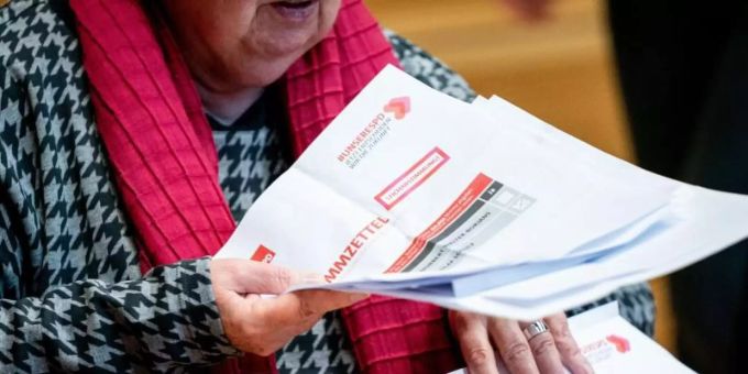 Helfer sortieren im Willy-Brandt-Haus die Stimmzettel für die Abstimmung zum SPD-Vorsitz. Foto: Kay Nietfeld/dpa