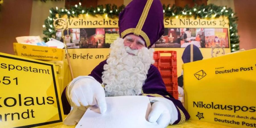 Der Nikolaus im Nikolauspostamt. Foto: Oliver Dietze/dpa