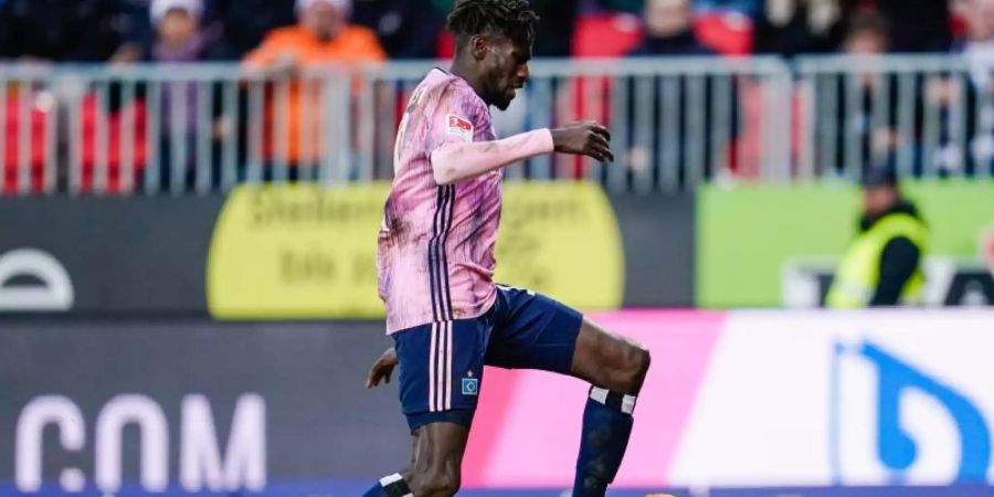 Hamburgs Bakery Jatta scheitert an Sandhausens Torwart Martin Fraisl. Foto: Uwe Anspach/dpa