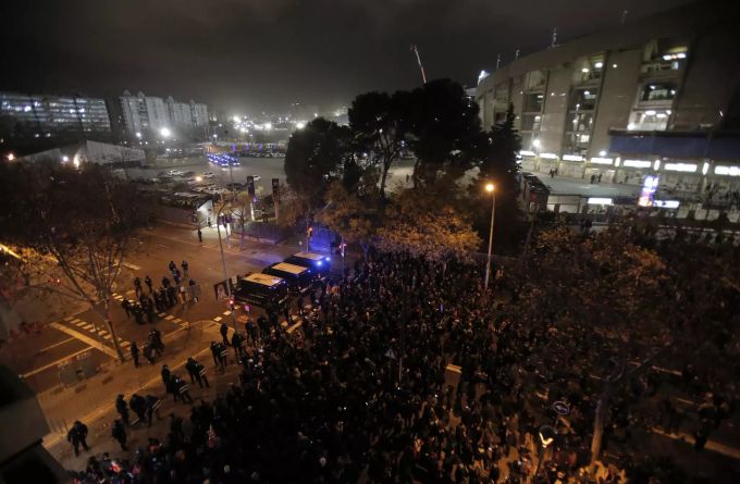 Polizisten und Demonstranten stehen vor dem Camp Nou-Stadion in Barcelona. Spain Soccer Clasico Protest