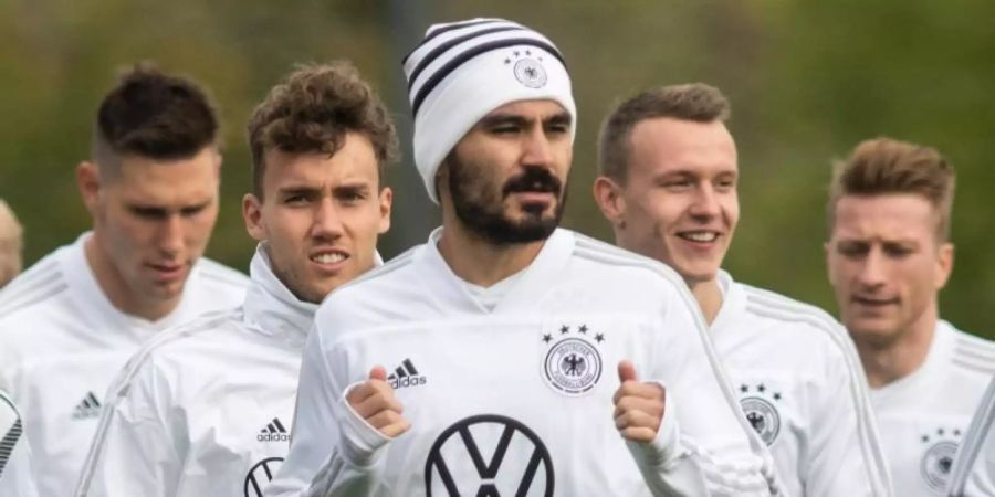 Ilkay Gündogan (M) nimmt am Training der Nationalmannschaft teil. Foto: Bernd Thissen/dpa