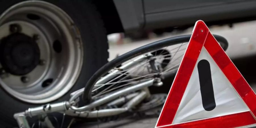 Ein zerstörtes Fahrrad unter den Hinterrädern eines Lkw. Foto: Arno Burgi/dpa-Zentralbild/dpa