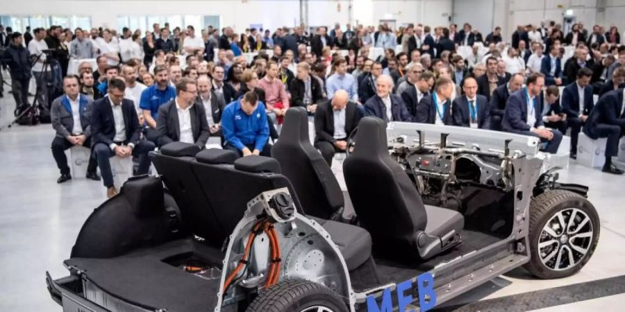 Der Modulare Elektrobaukasten (MEB) von VW wird bei der Eröffnung der neuen Batteriesystem-Fertigung präsentiert. Foto: Sina Schuldt/dpa