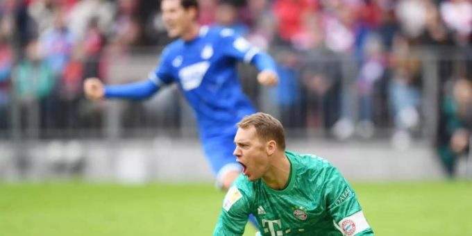 FC Bayerns Torhüter Manuel Neuer liegt nach dem Hoffenheimer Treffer zum 0:1 geschlagen am Boden. Foto: Tobias Hase/dpa FC Bayerns Torhüter Manuel Neuer liegt nach dem Hoffenheimer Treffer zum 0:1 geschlagen am Boden. Foto: Tobias Hase/dpa
