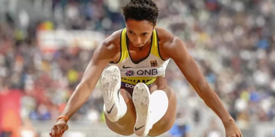 Topfavoritin Malaika Mihambo kam im ersten Versuch der Qualifikation gleich auf 6,98 Meter. Foto: Michael Kappeler/dpa