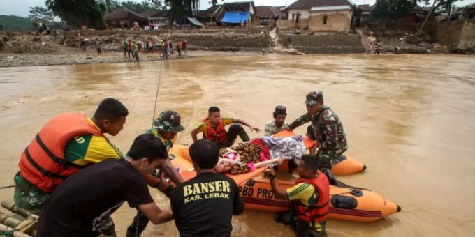 Hilfe für Überschwemmungsopfer in Indonesien. Indonesien Überschwemmungen Opfer