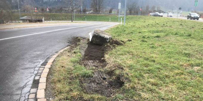 Am Auflieger sowie an der Strasseneinrichtung entstand Sachschaden. Unfall