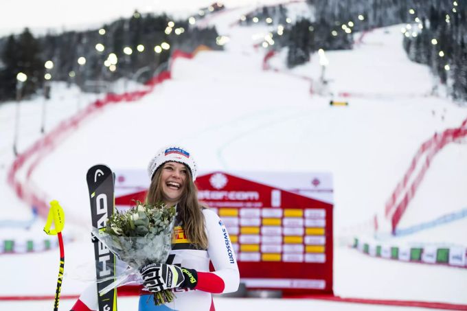 Corinne Suter freut sich über ihre Bronze-Medaille an der WM in Schweden. Corinne Suter
