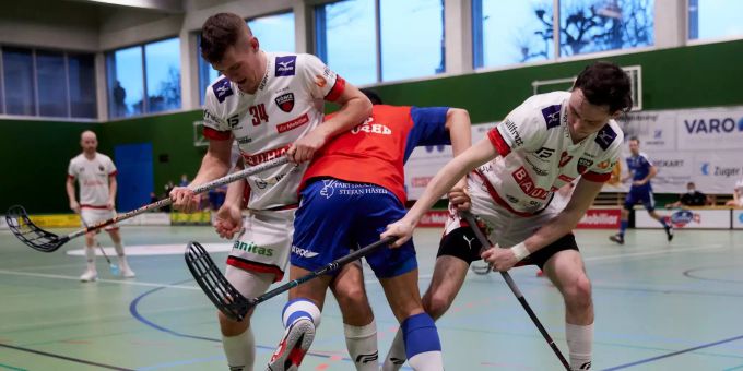 Die Könizer Pascal Michel (Nr 34, links) und Yann Ruh stoppen den Zuger Topskorer Alexander Hallén.