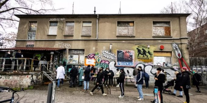 Menschen in einer Impfschlange vor einem Club in Berlin Menschen in einer Impfschlange vor einem Club in Berlin