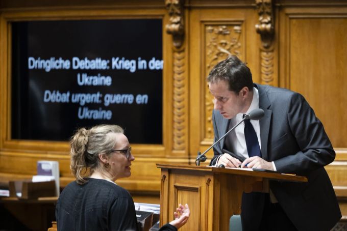 Aline Trede, GP-BE, links, diskutiert mit Thomas Aeschi, SVP-ZG, während der dringlichen Debatte zum Krieg in der Ukraine, am Mittwoch, 16. Maerz 2022, im Nationalrat in Bern. Aline Trede Thomas Aeschi