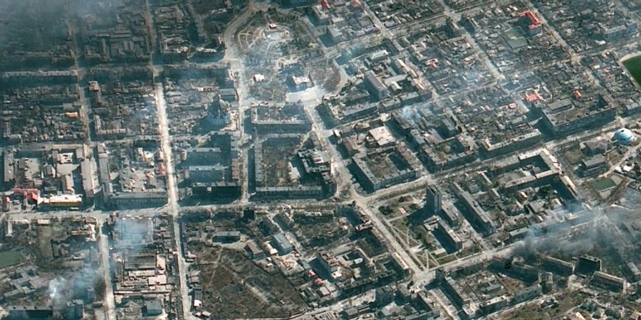 Satellitenaufnahme zeigt brennende Gebäude in Mariupol